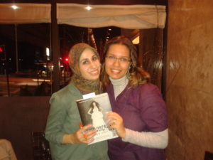 Tahereh Mafi e Eu, para aqueles que não me conhecem (Oi!), com meu livro autografado!
