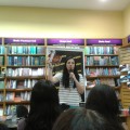 Frini iniciando o evento falando da Jornada do Herói com o livro O Poder do Mito do Joseph Campbell