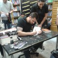 Eduardo Spohr autografando os livros dos fãs